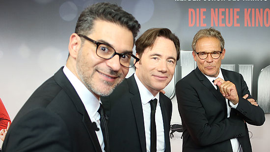 im schwarzen Anzug und mit weißem Hemd: Rick Kavanian, Michael Bully Herbig, Christian Tramitz @ Weltpremiere "Bullyparade - Der Film" im mathäser Kino, München (©Foto: Martin Schmitz)